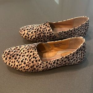 Leopard print, Born flats… size 9.5. SO COMFORTABLE! Very stylish!